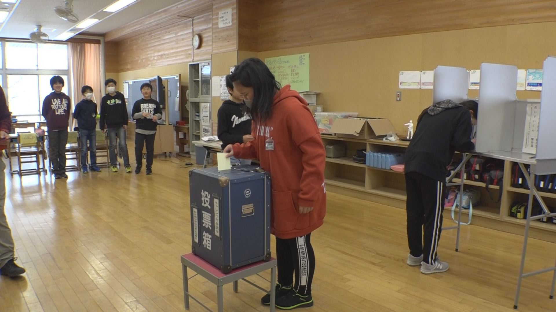 6年後は有権者！ 新井南小で選挙を学ぶ出前授業