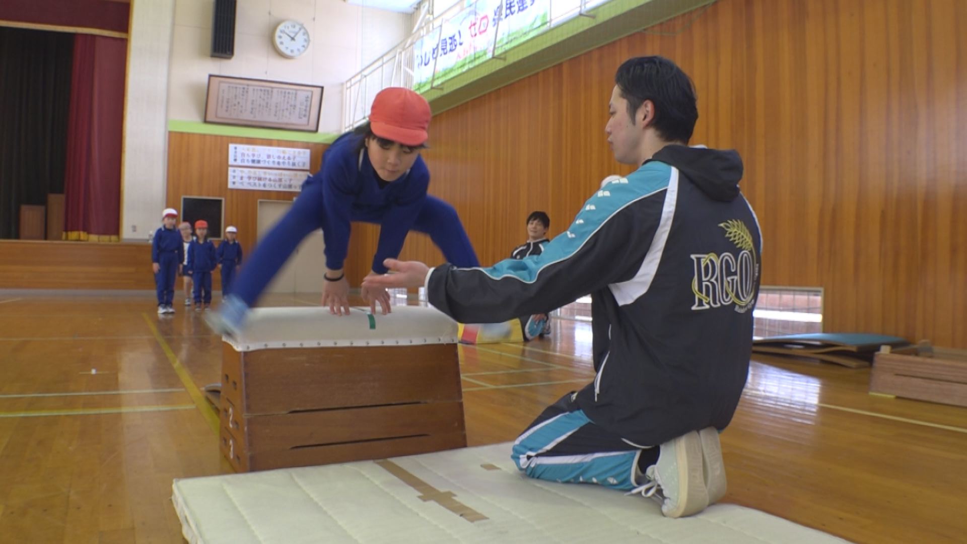 体操好きになりました！ 山部小で体操コーチが指導