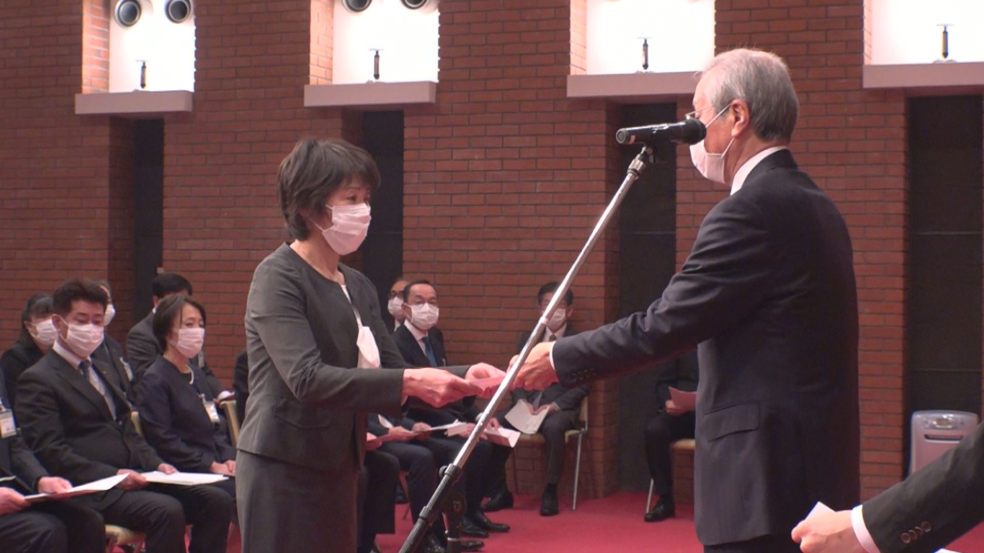 今年度末で定年退職・任期満了 上越市で辞令交付式