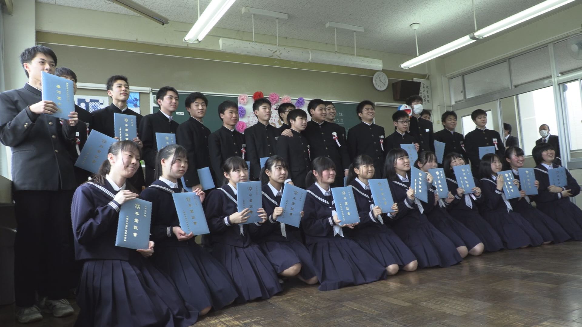 上越市内13の中学校で在校生不在の卒業式