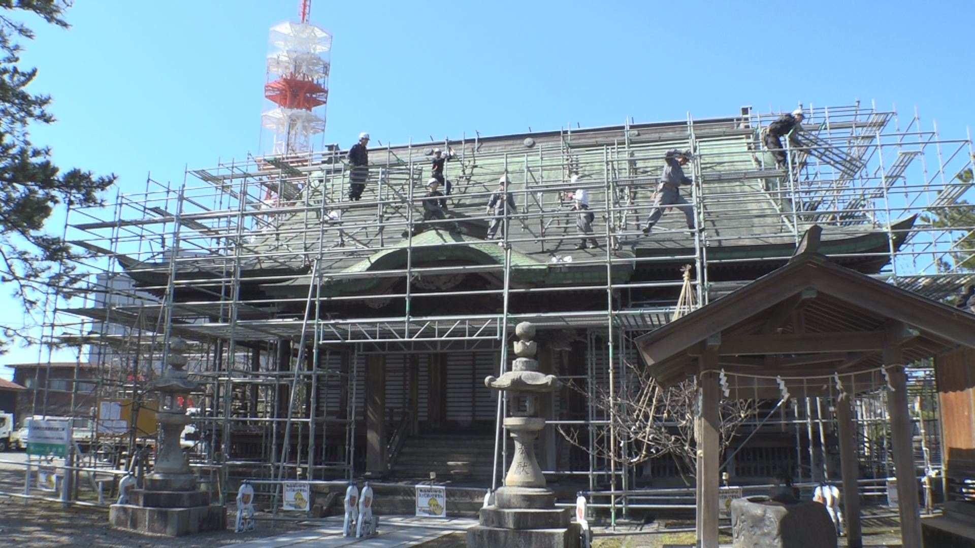 直江津の八坂神社 屋根の張替えに向け工事始まる