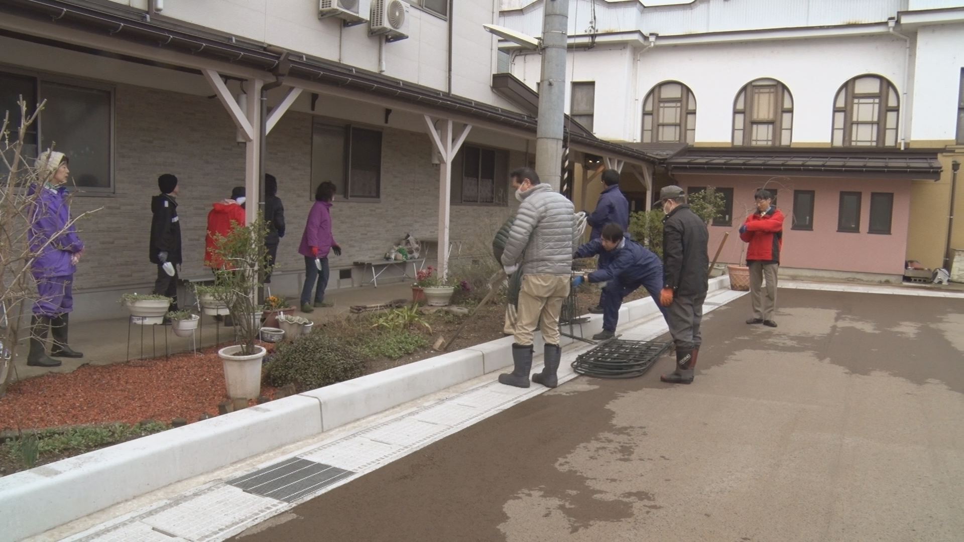 花で彩りたい！高田世界館の通路に有志が花植え