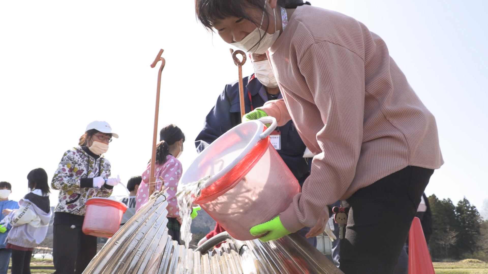 元気でね！ 黒田小4年生がサケの稚魚放流