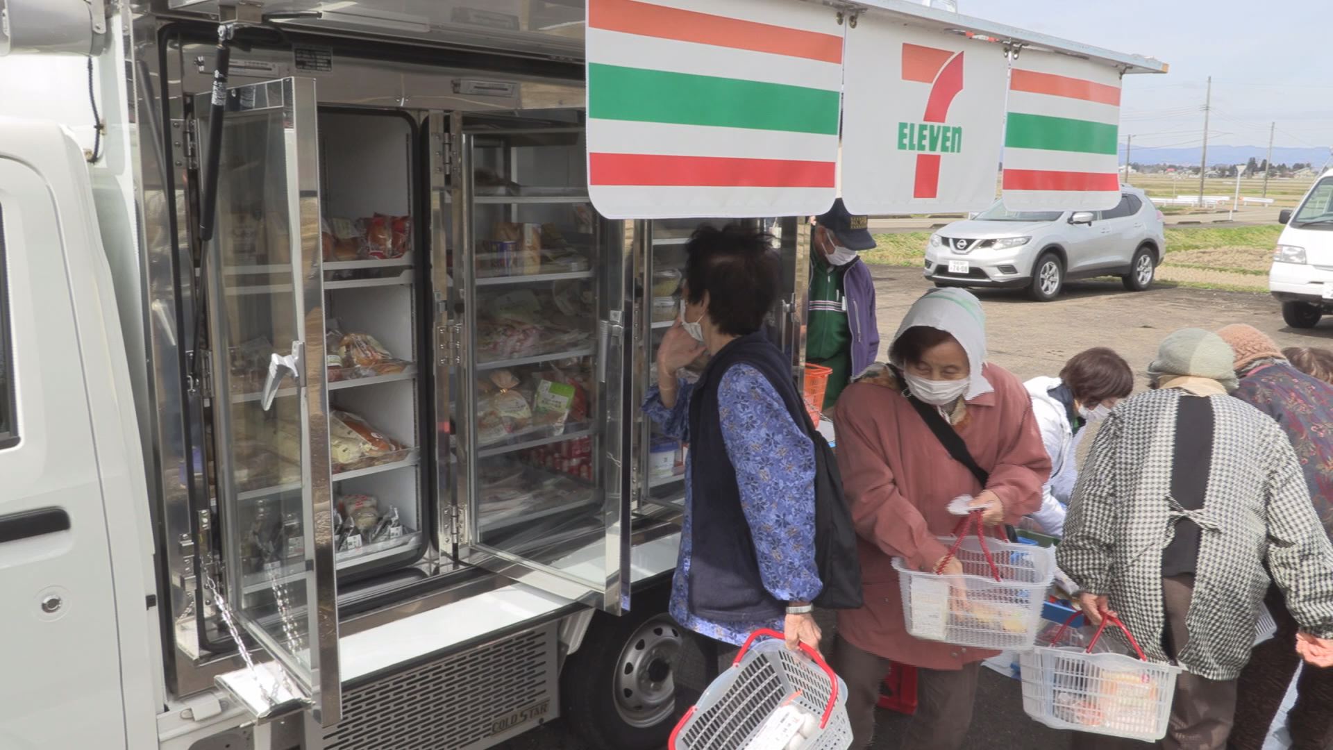 買い物弱者ささえます！ セブンイレブンが移動販売