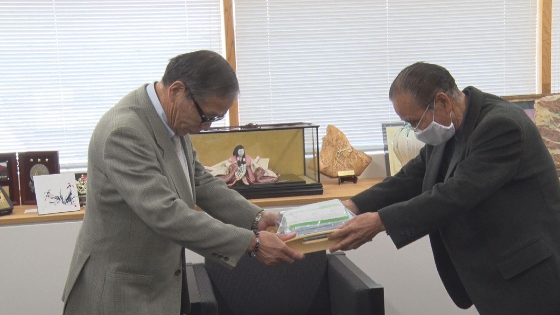 からむし研究会 妙高市にマスクの寄贈