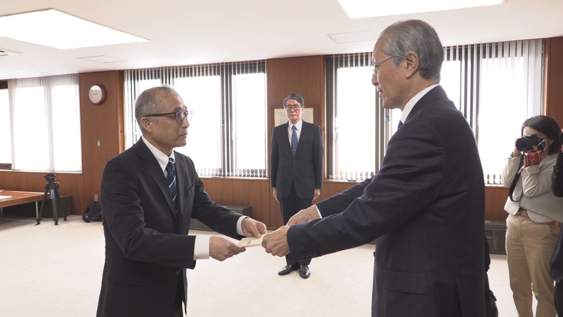 上越市の新副市長 野澤さんに辞令交付