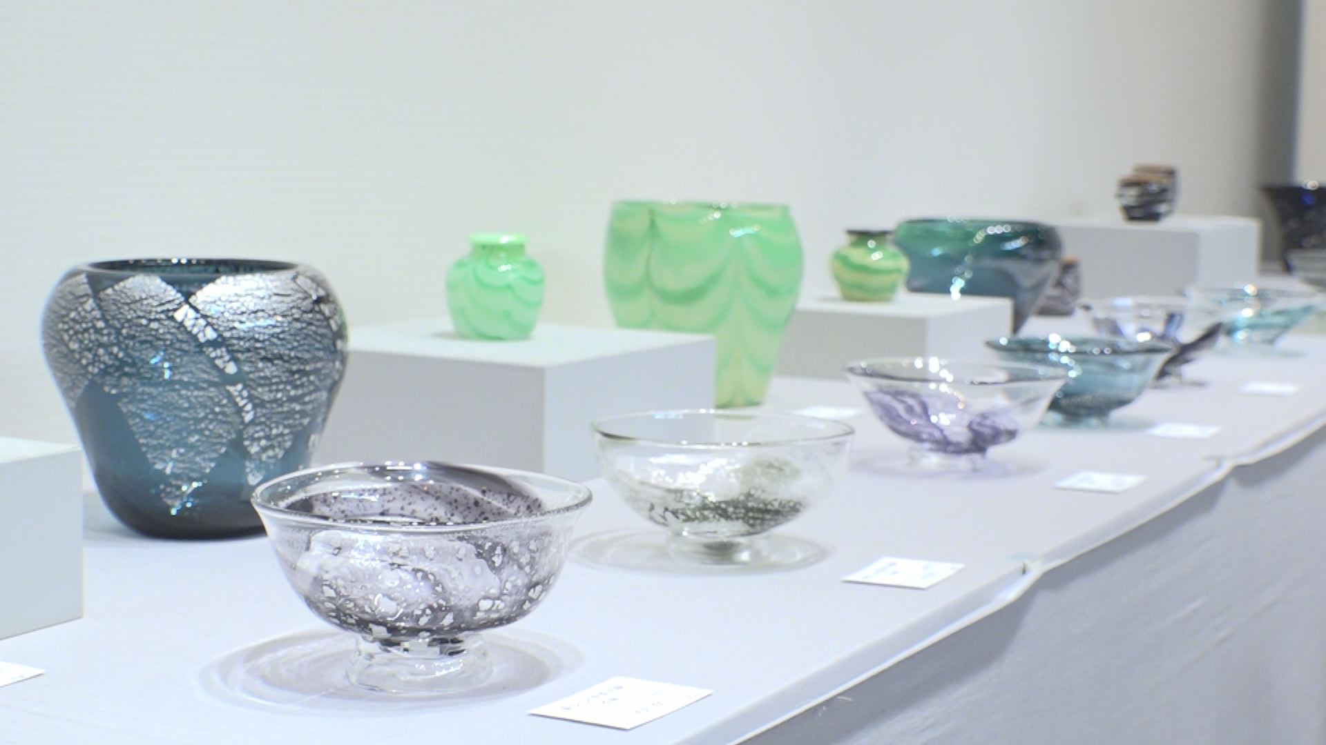 佐渡のガラス工芸作家 佐々木さん作品展 28日(火)まで