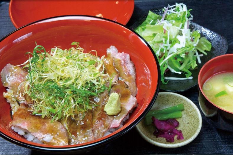 「ごっつお屋とくっと」人気のステーキ丼・ピザ♪