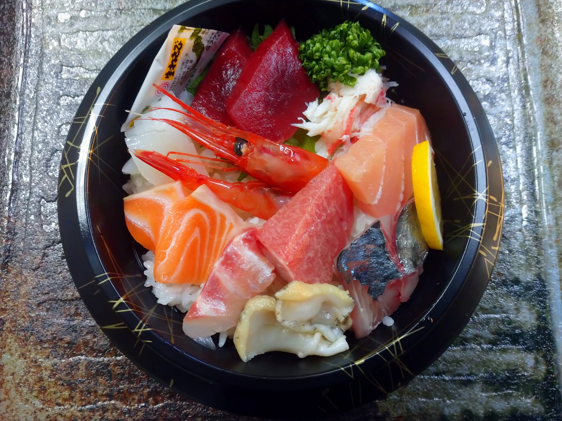 「かねこや」魚の目利きに自信あり！ワンコイン海鮮丼♪