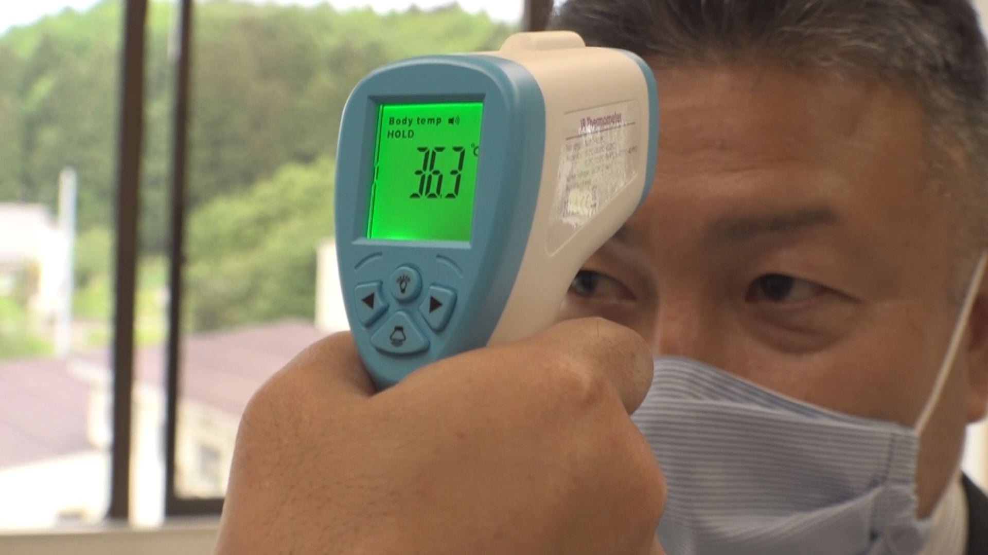 非接触型の体温計  日本曹達が地元の中郷区に寄付