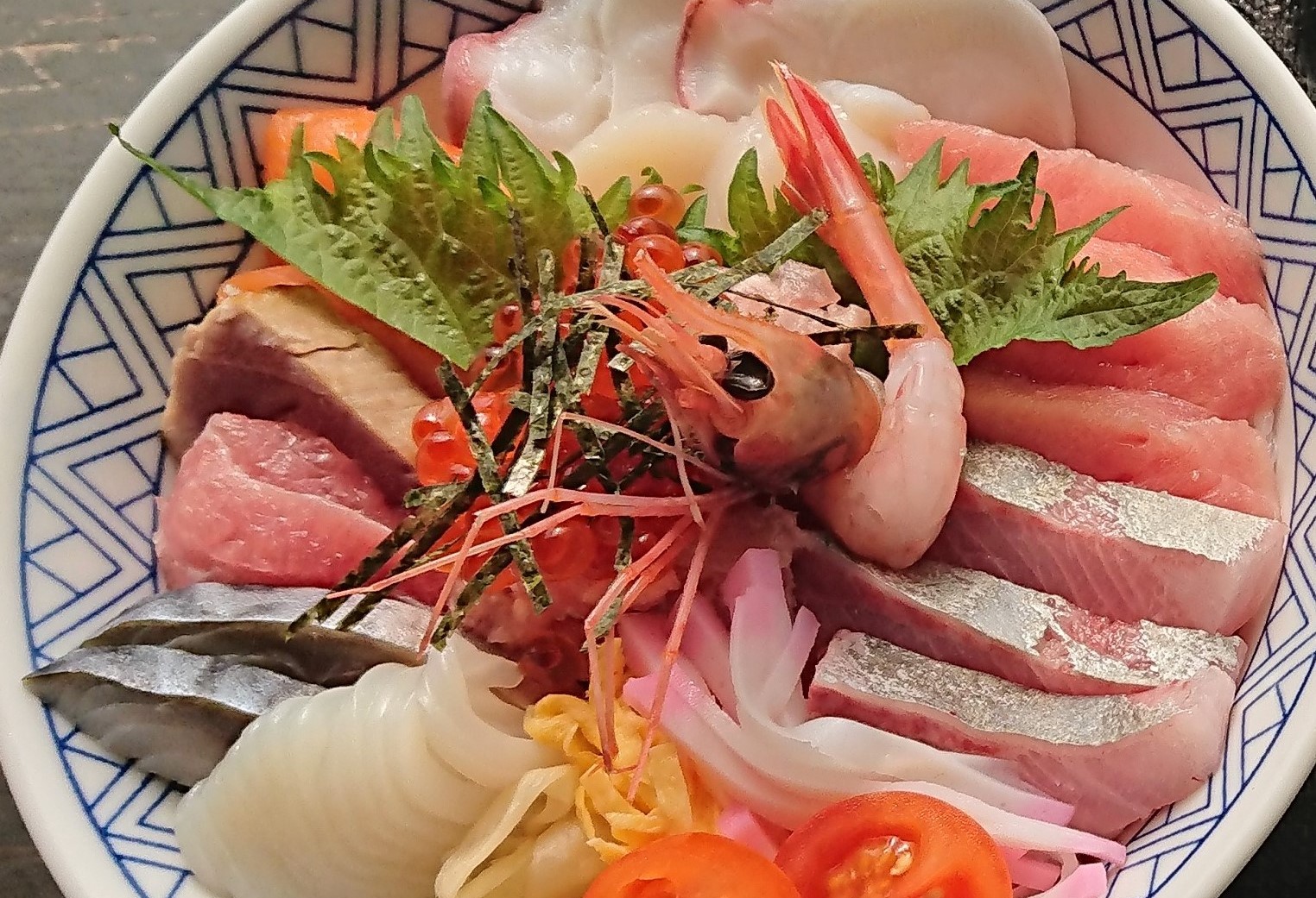 「ドライブインなべや」人気の海鮮丼&まとめ買いがお得なお惣菜♪