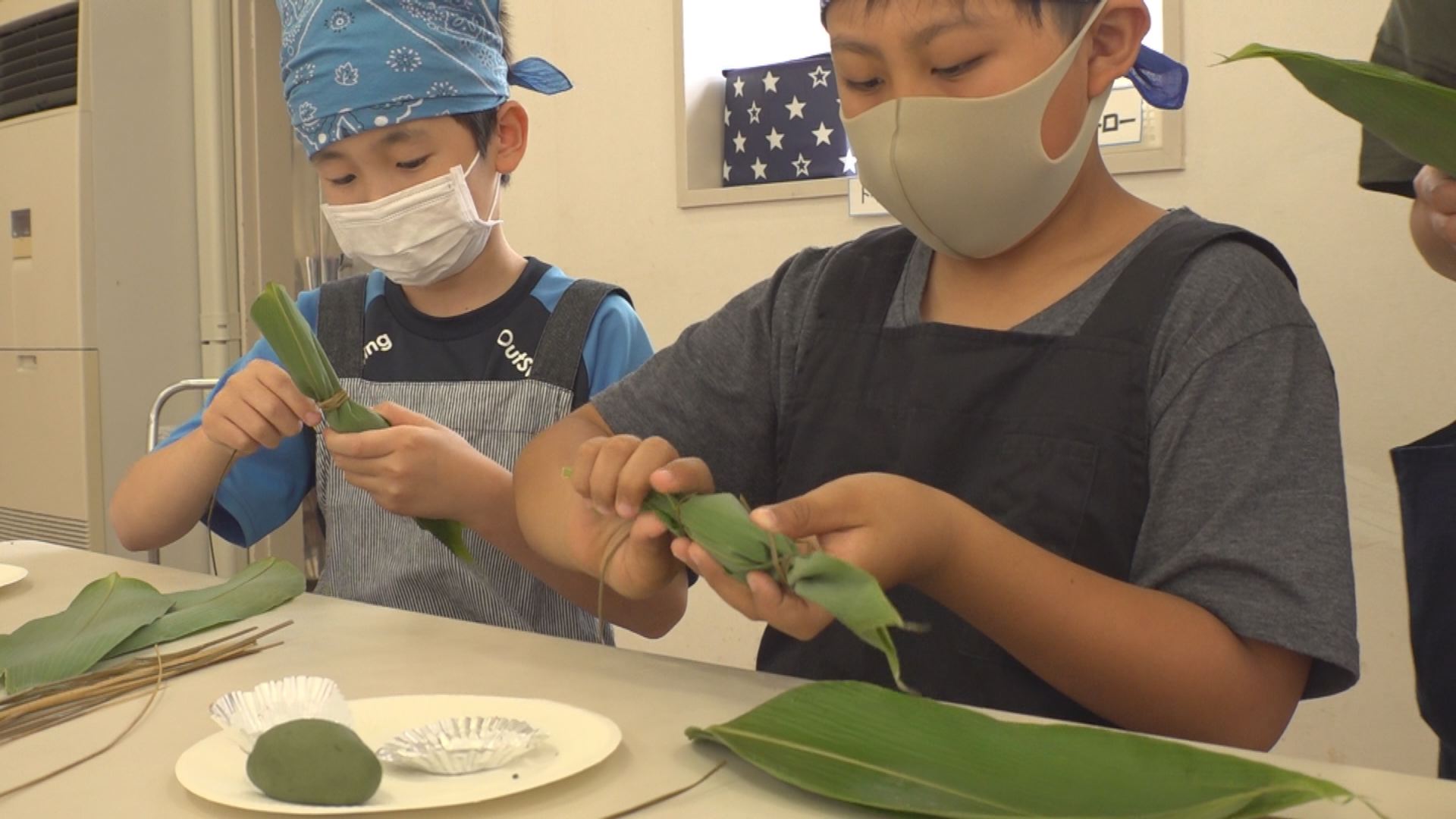 柿崎小5年生がふるさとの味「笹団子」作りに挑戦！