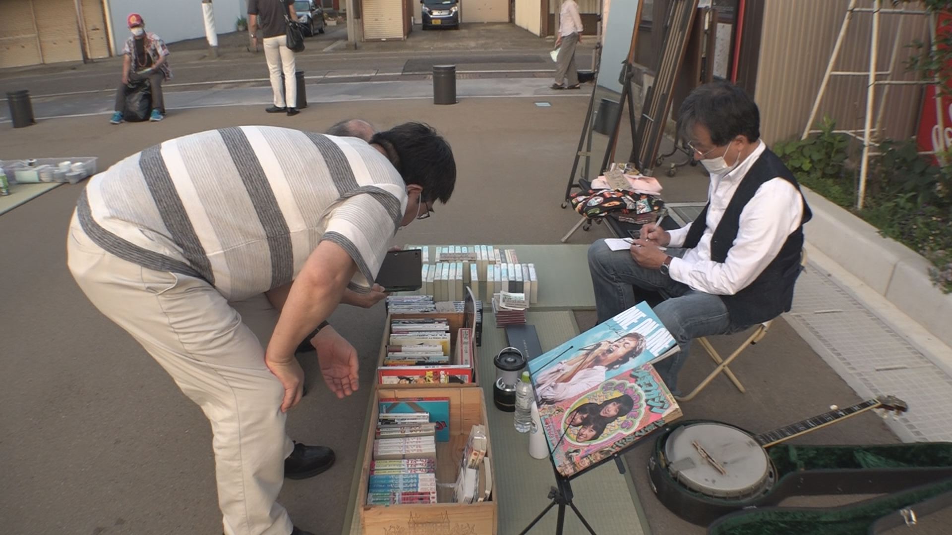 フリマと懐かし映像で夏の夕暮れ♪ 高田小町広場で「夏至祝祭」