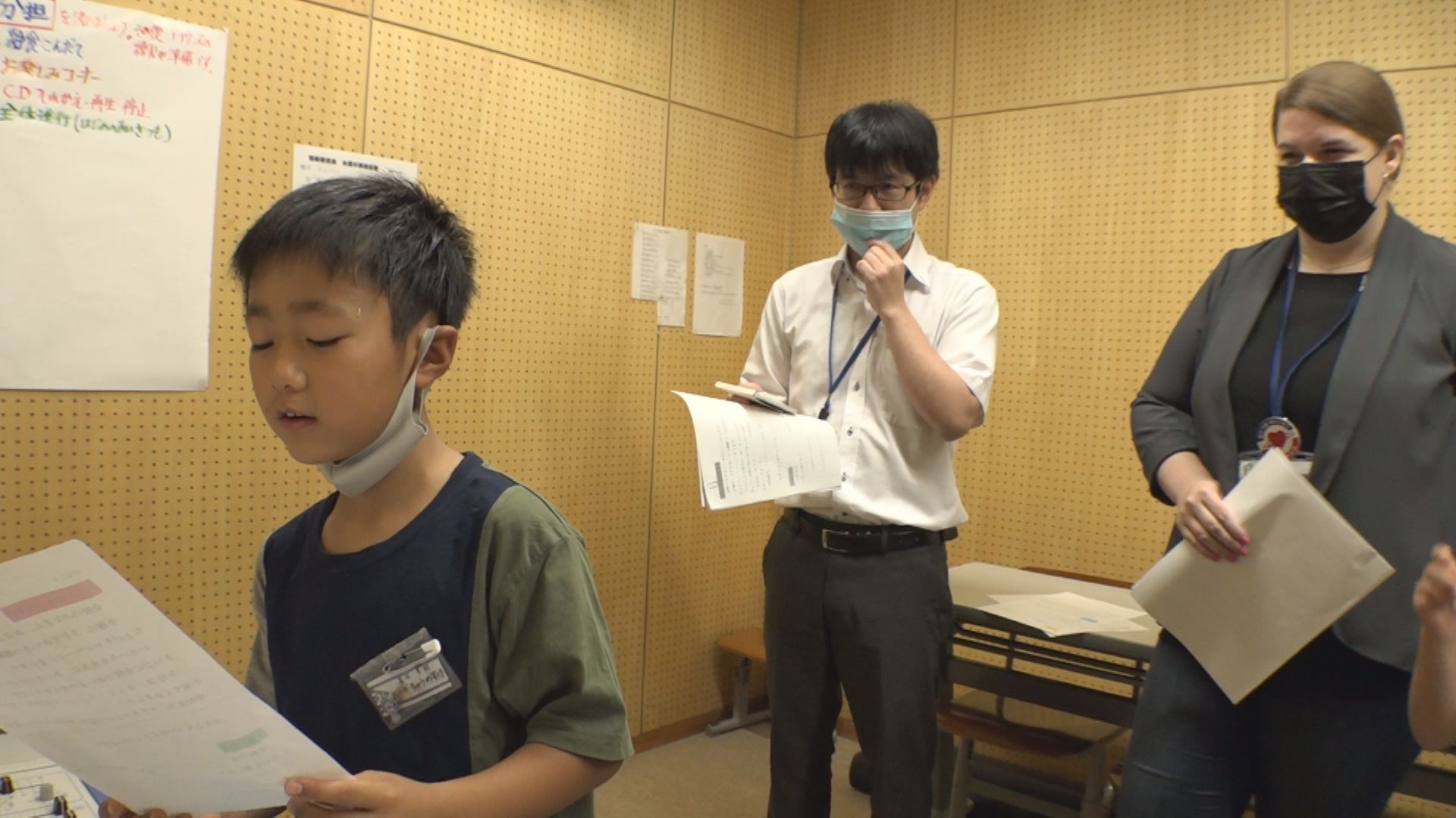 新井小あいさつ運動 校内放送で先生にインタビュー