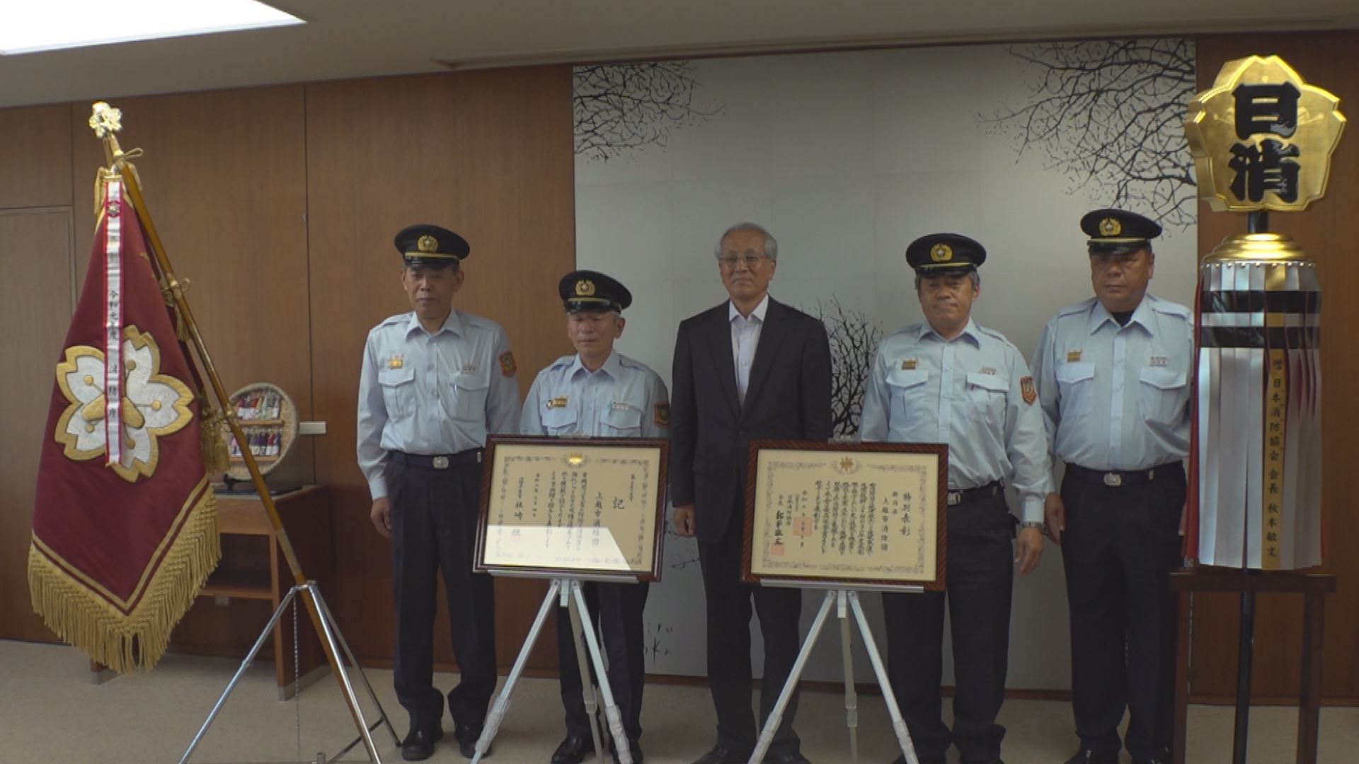 上越市消防団「まとい」「竿頭綬」 ダブルの栄誉！