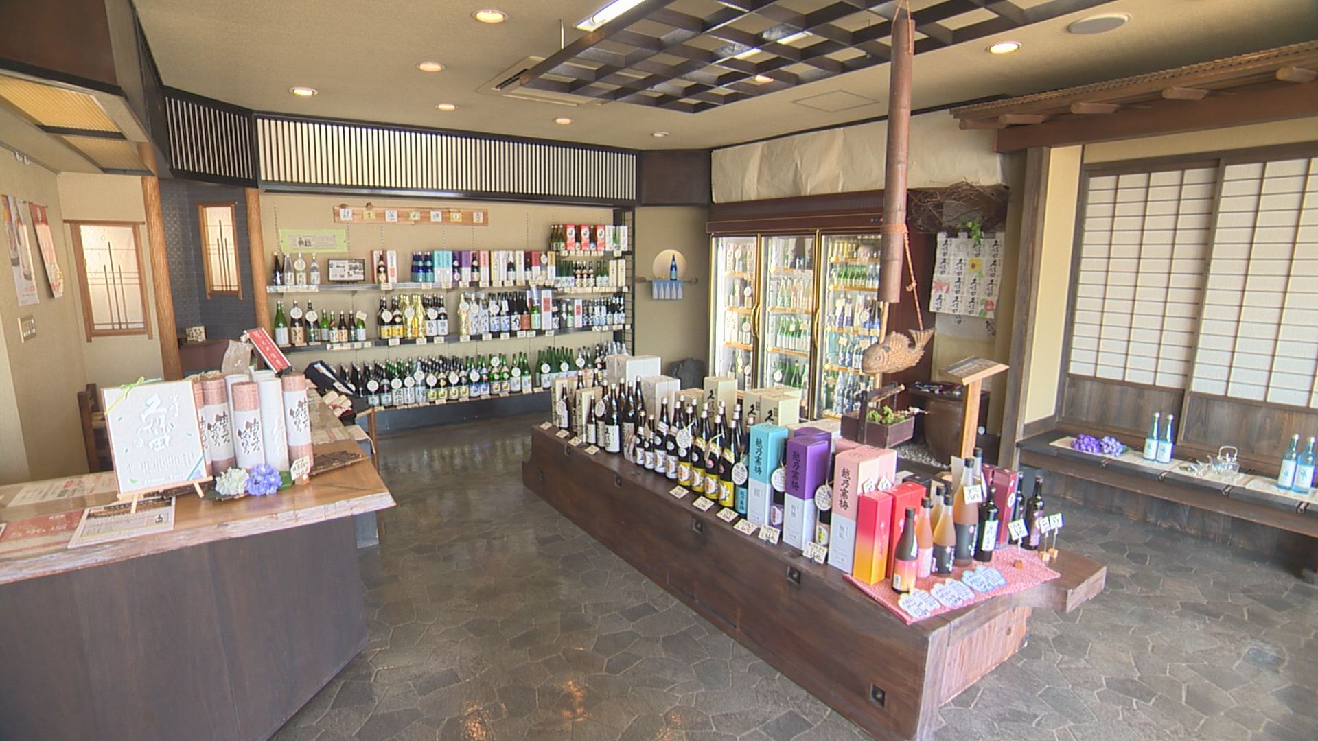 三上酒店店内