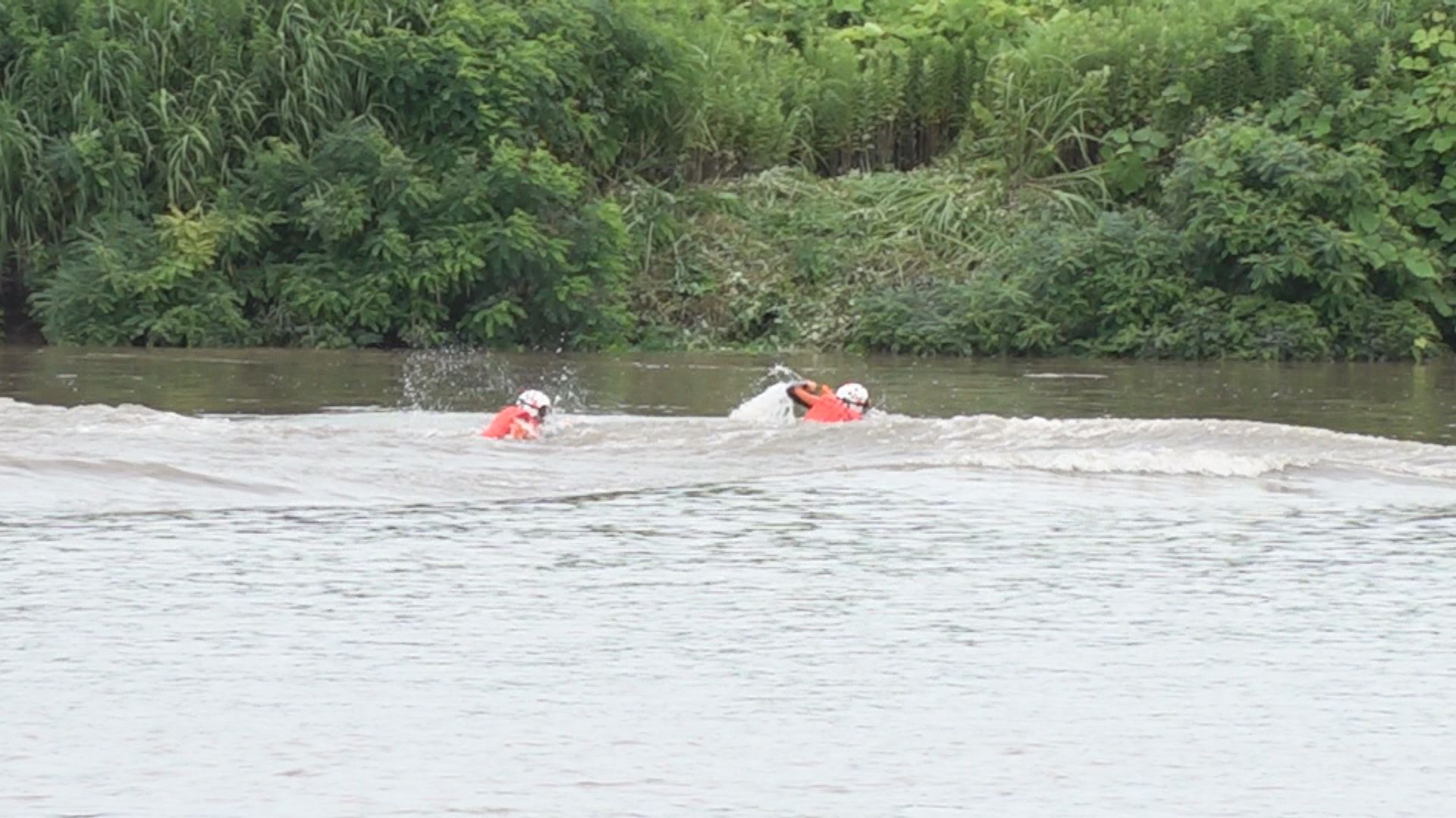 豪雨災害に備えて 上越消防が水難救助訓練