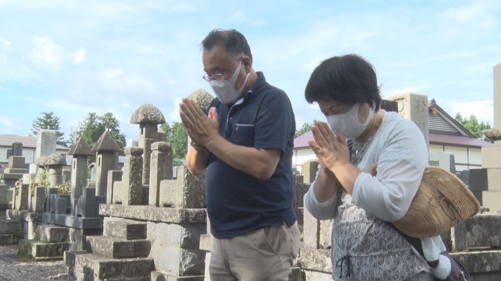 盆の入り 墓参りで先祖を供養