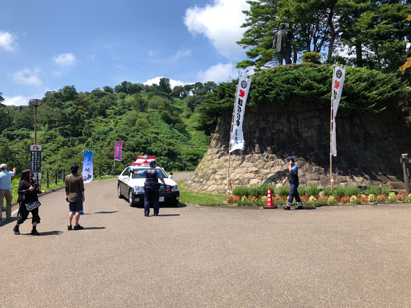春日山城本丸跡付近にクマ