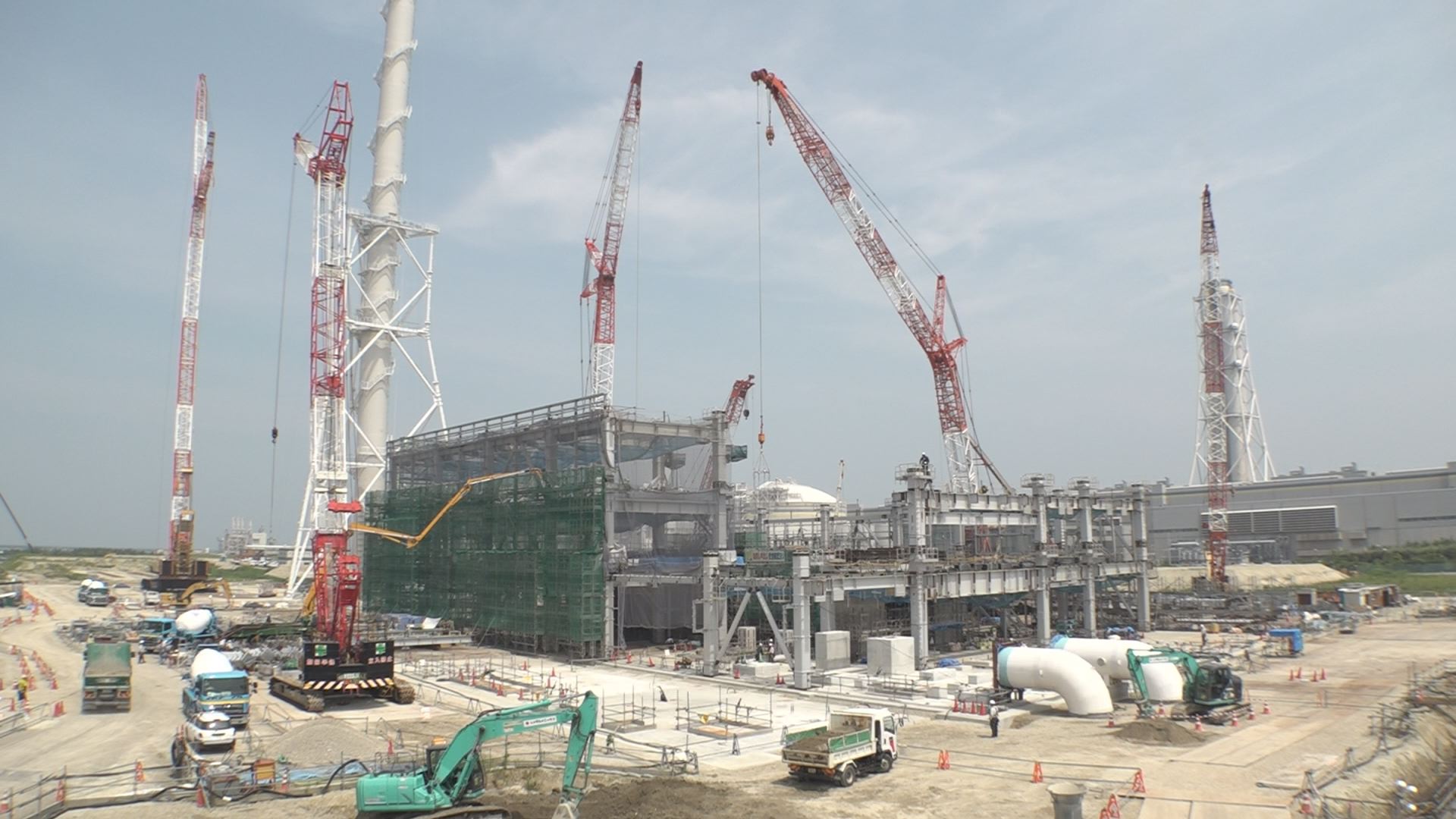 136ｍの煙突の組立完了 上越火力発電所の建設現場公開　