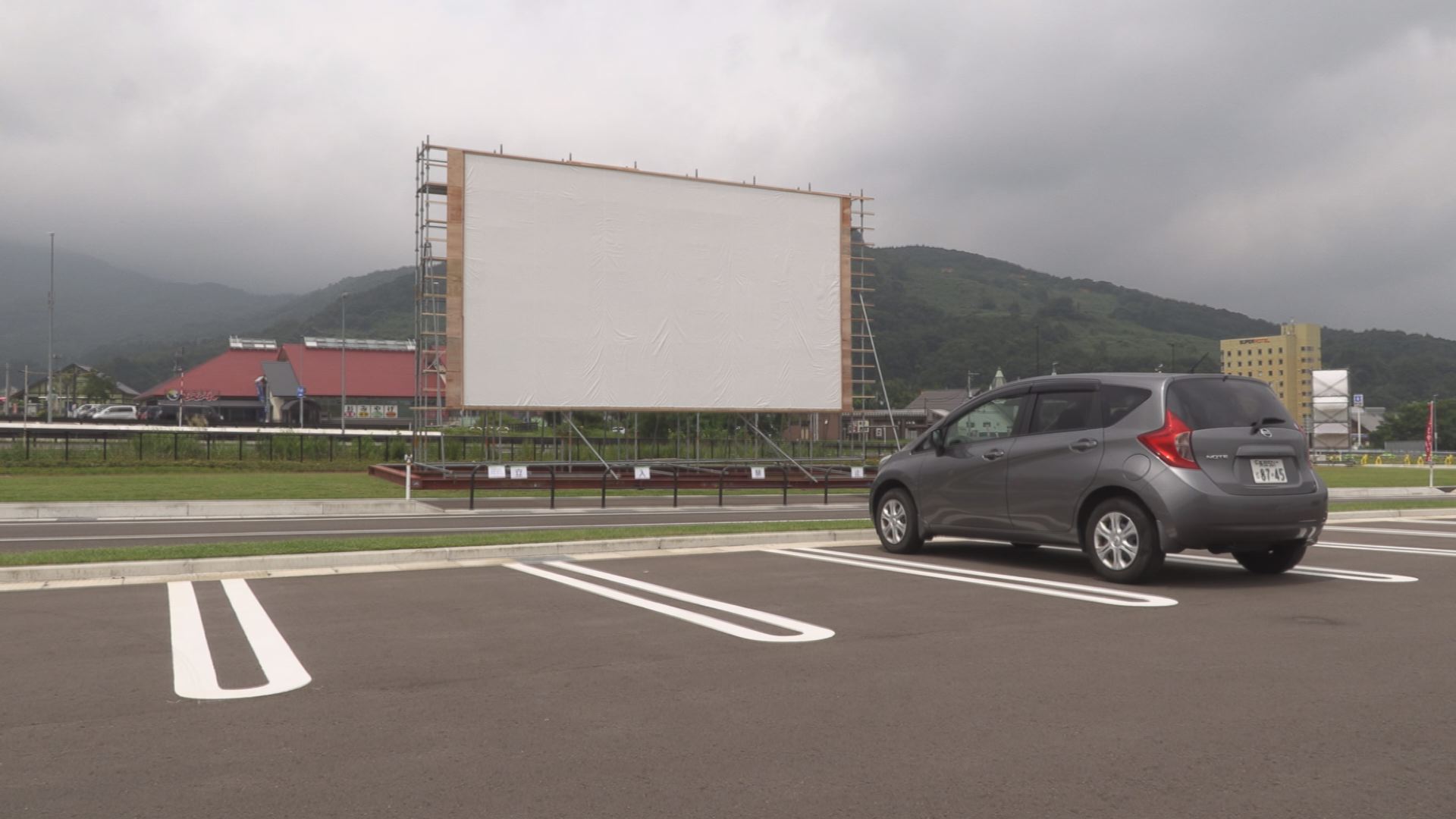 車に乗ったまま映画鑑賞「ドライブインシアター」 道の駅あらいで開催