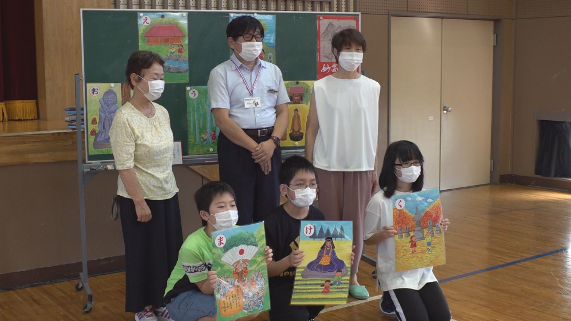 「妙高かるた」完成！妙高小児童へ贈呈