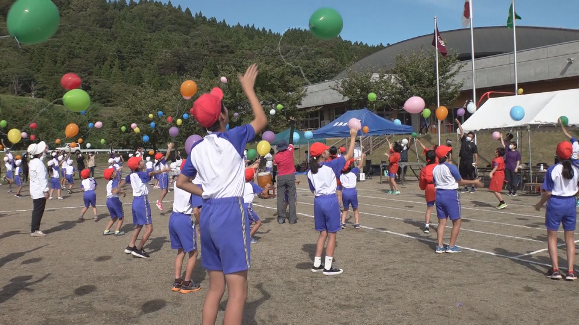 新井南小学校創立60周年！記念の風船飛ばし