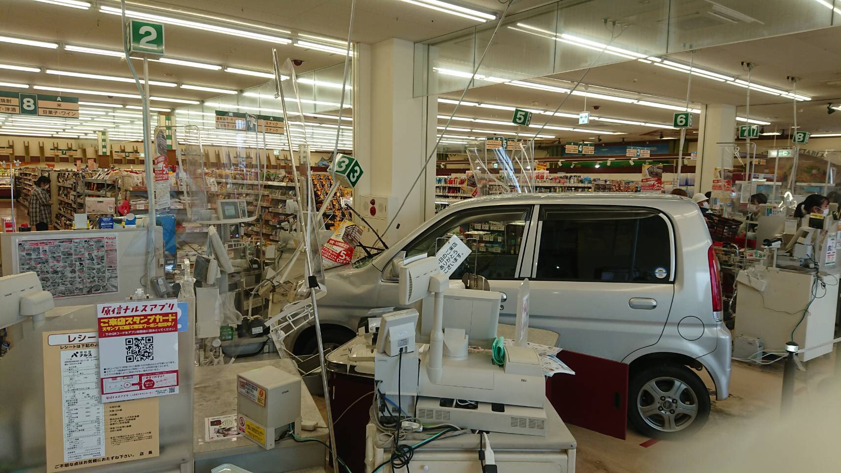 上越市子安新田「ナルス鴨島店」に軽自動車が突っ込む事故