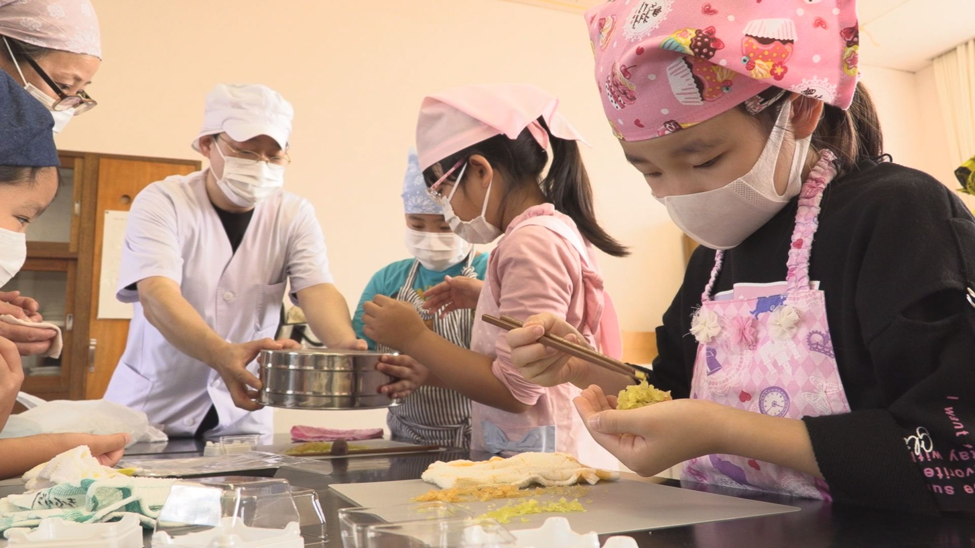 老舗の味に挑戦  大手町小3年が和菓子作り