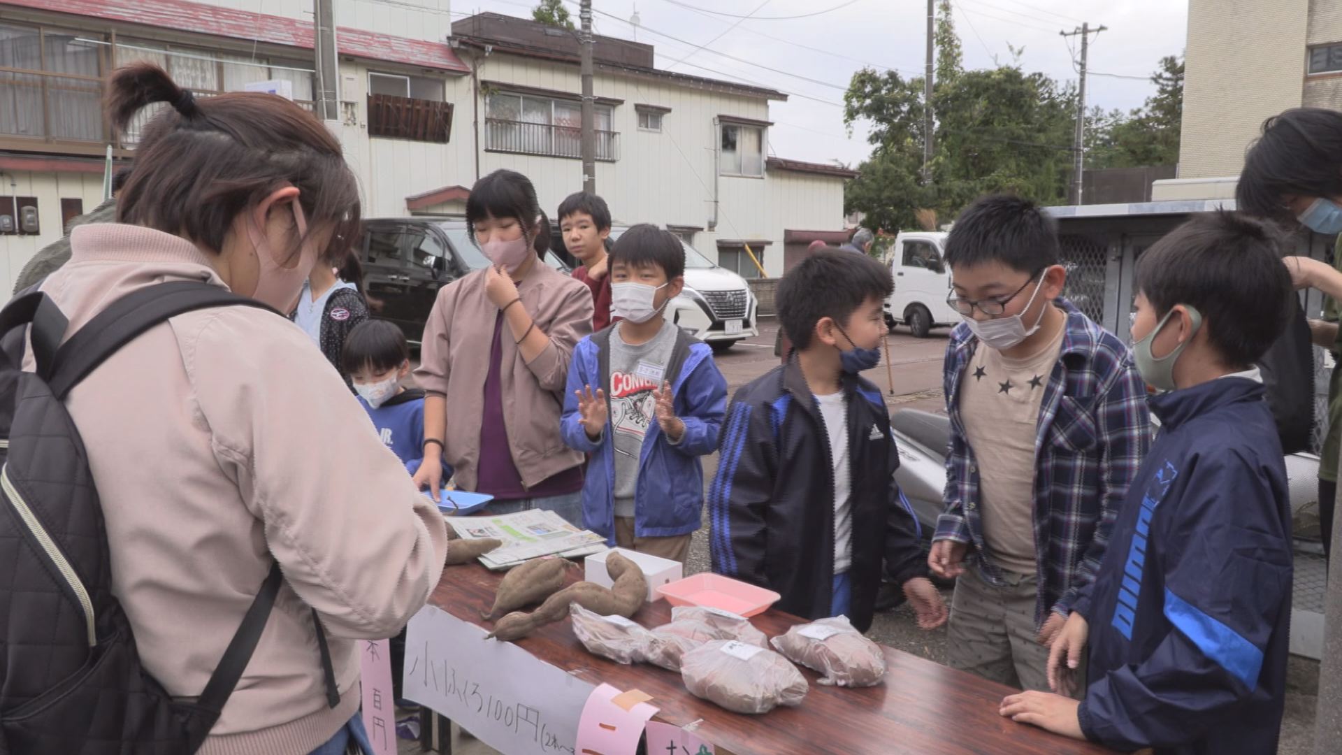 大手町小児童 朝市でサツマイモ販売