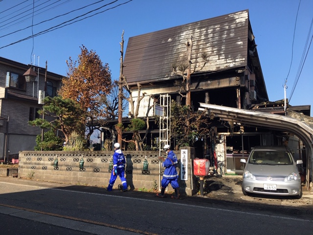 妙高市吉木 簡易郵便局兼住宅が全焼 けが人なし