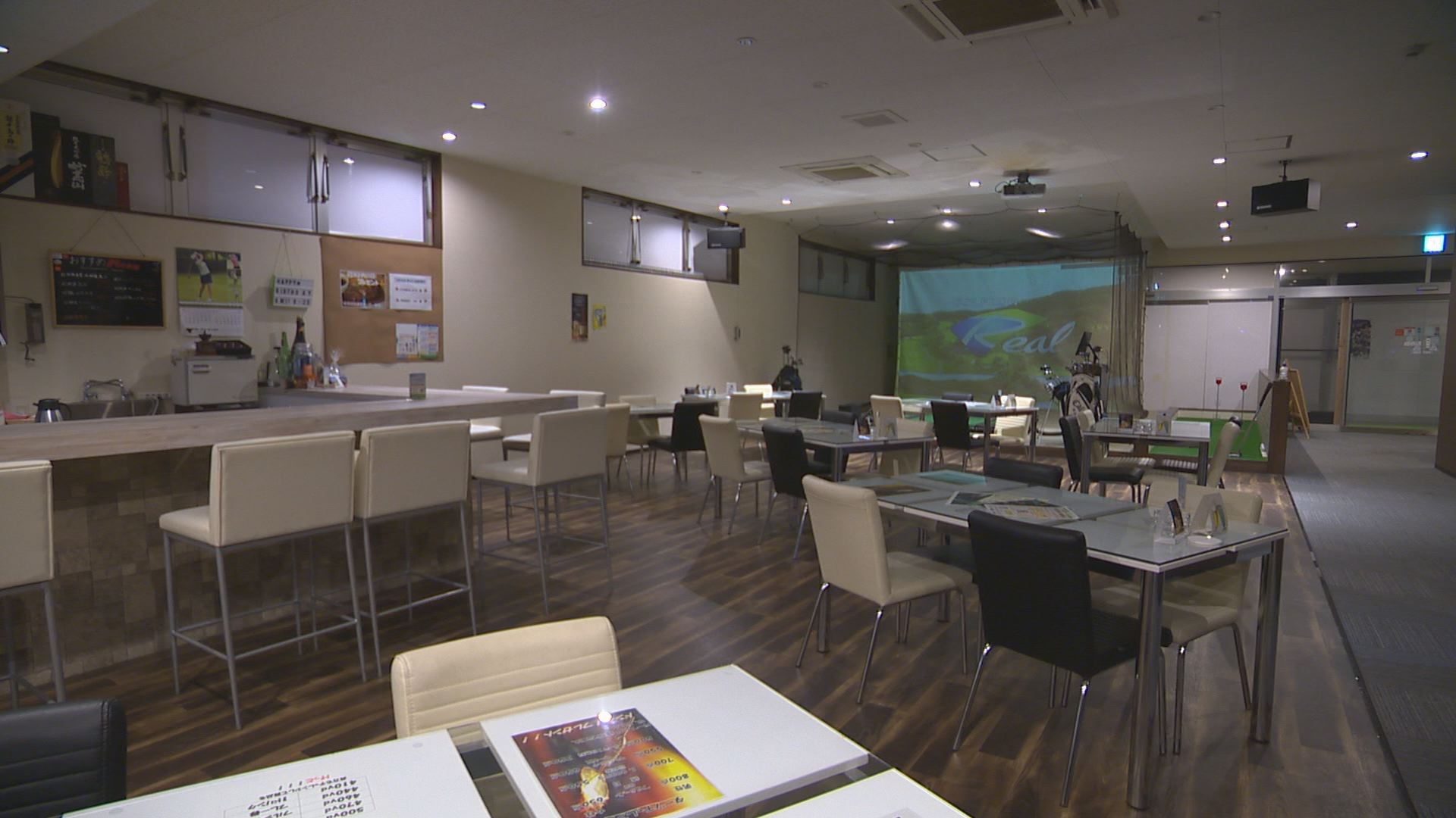tee up 店内