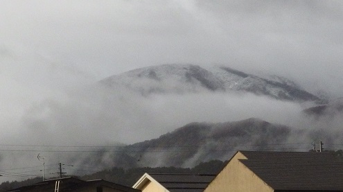 山沿いで雪 南葉山も雪化粧