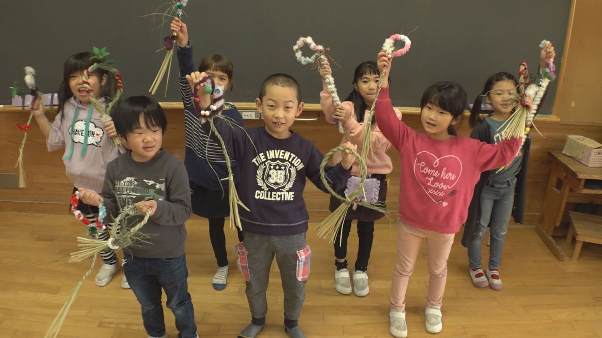 新井南小1年生 親子でしめ縄作り