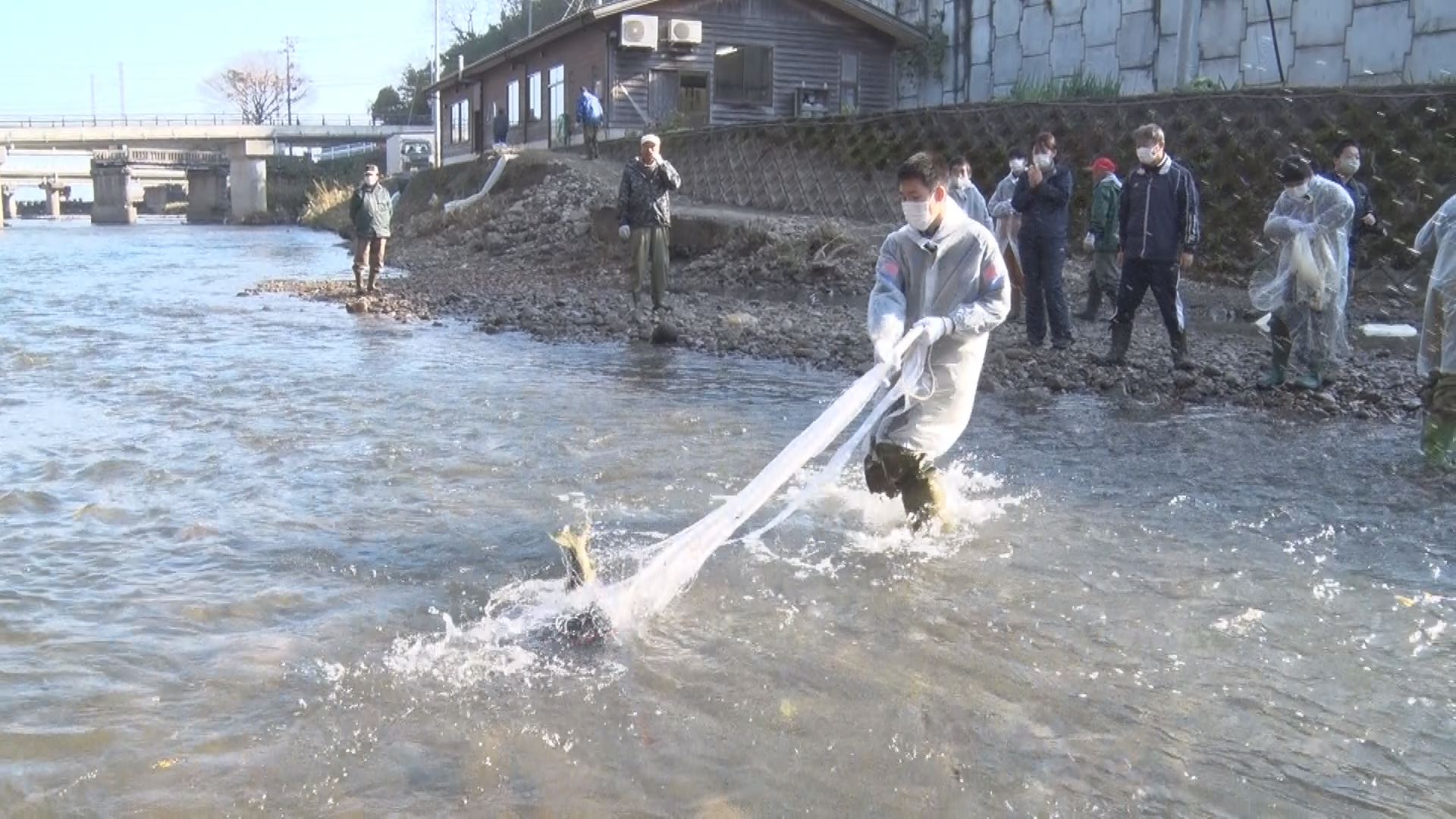 川のめぐみを丸どり！潮陵中生徒がサケ漁に挑戦