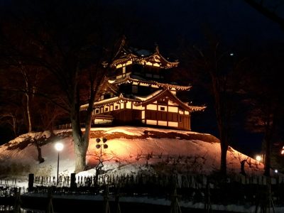 感染防止意識高めて！高田城三重櫓を赤色にライトアップ