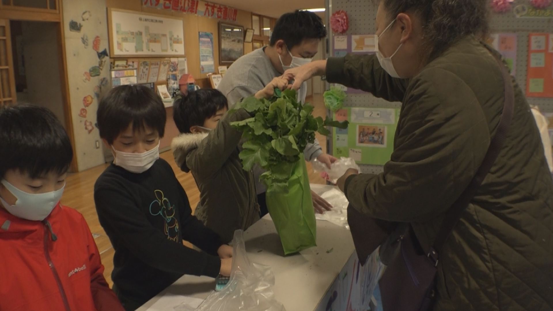 直江津小学校玄関で2年生児童が育てた野菜を販売