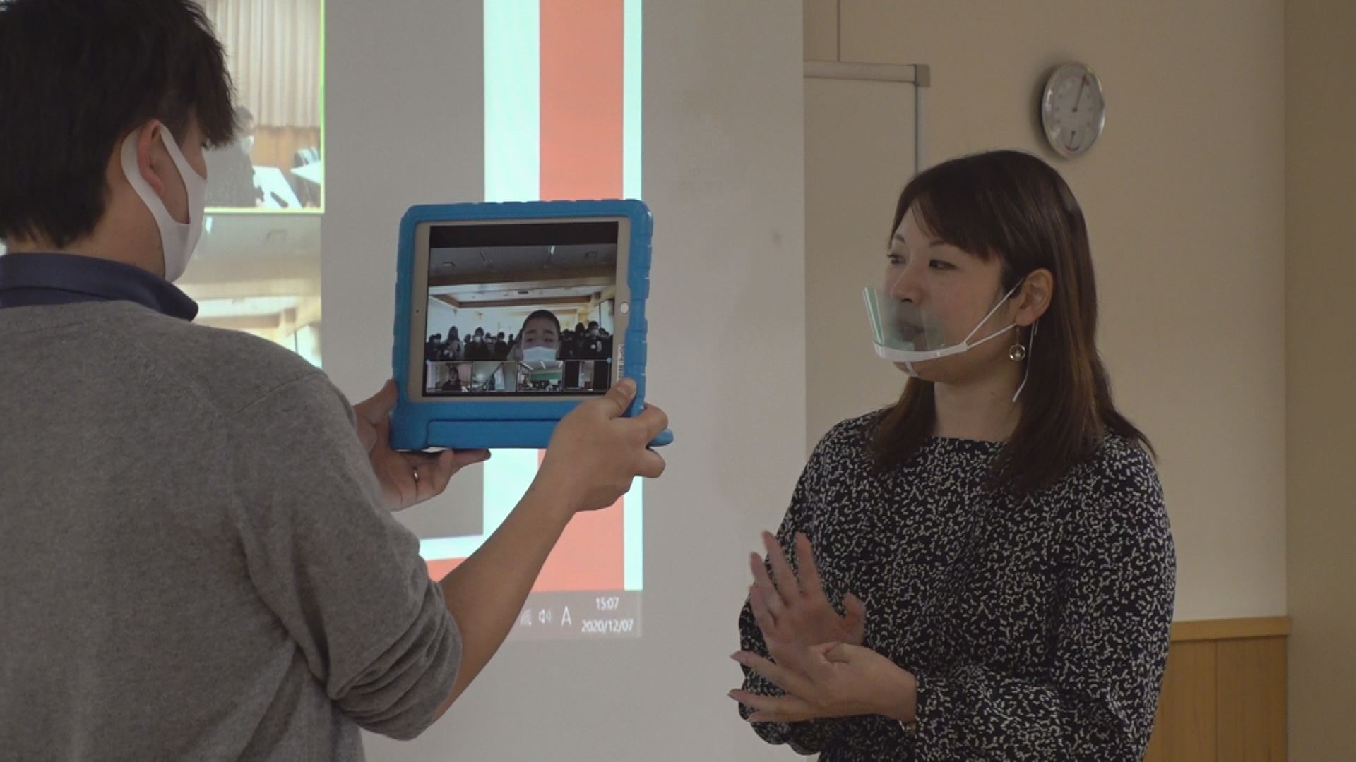 春日新田小で職業講話 4つの小学校にZoomで配信