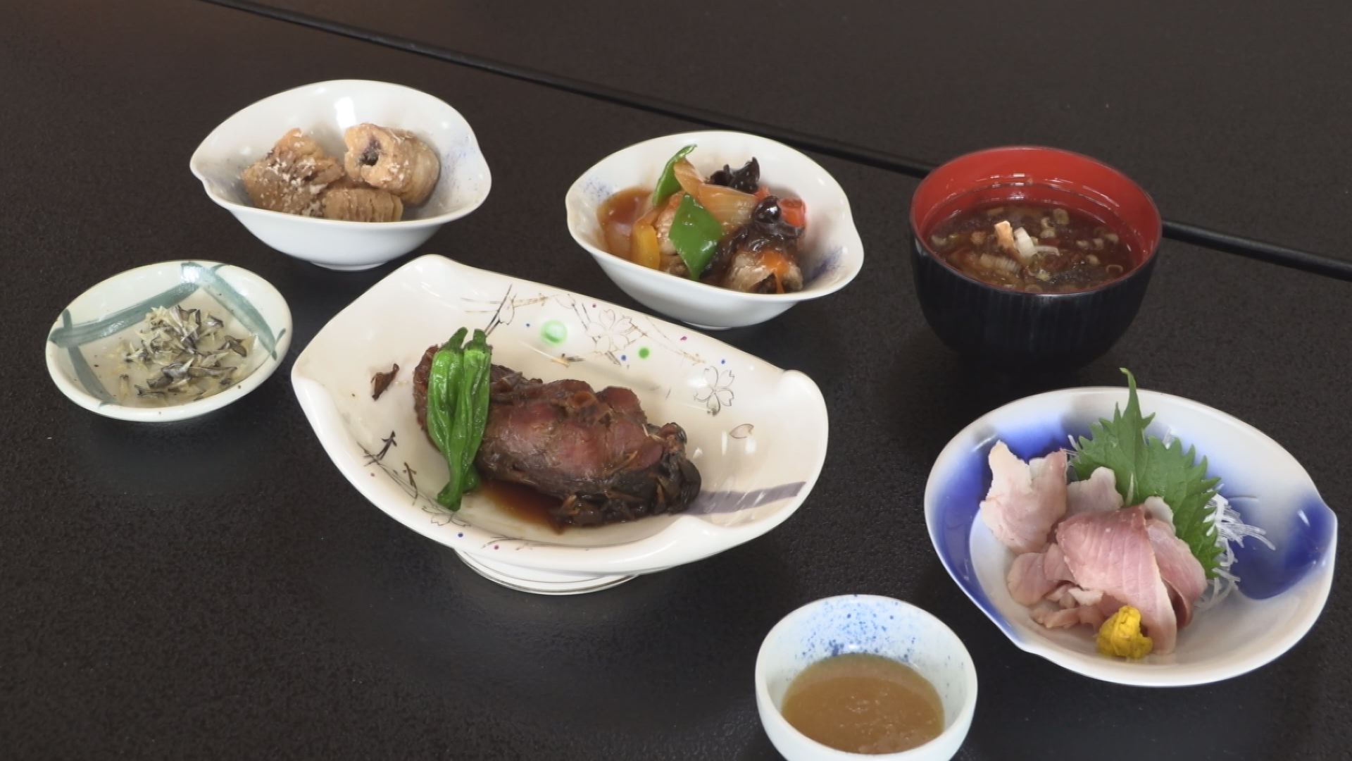 里山農法のごほうびいただきます！牧小5年生がコイ料理を堪能