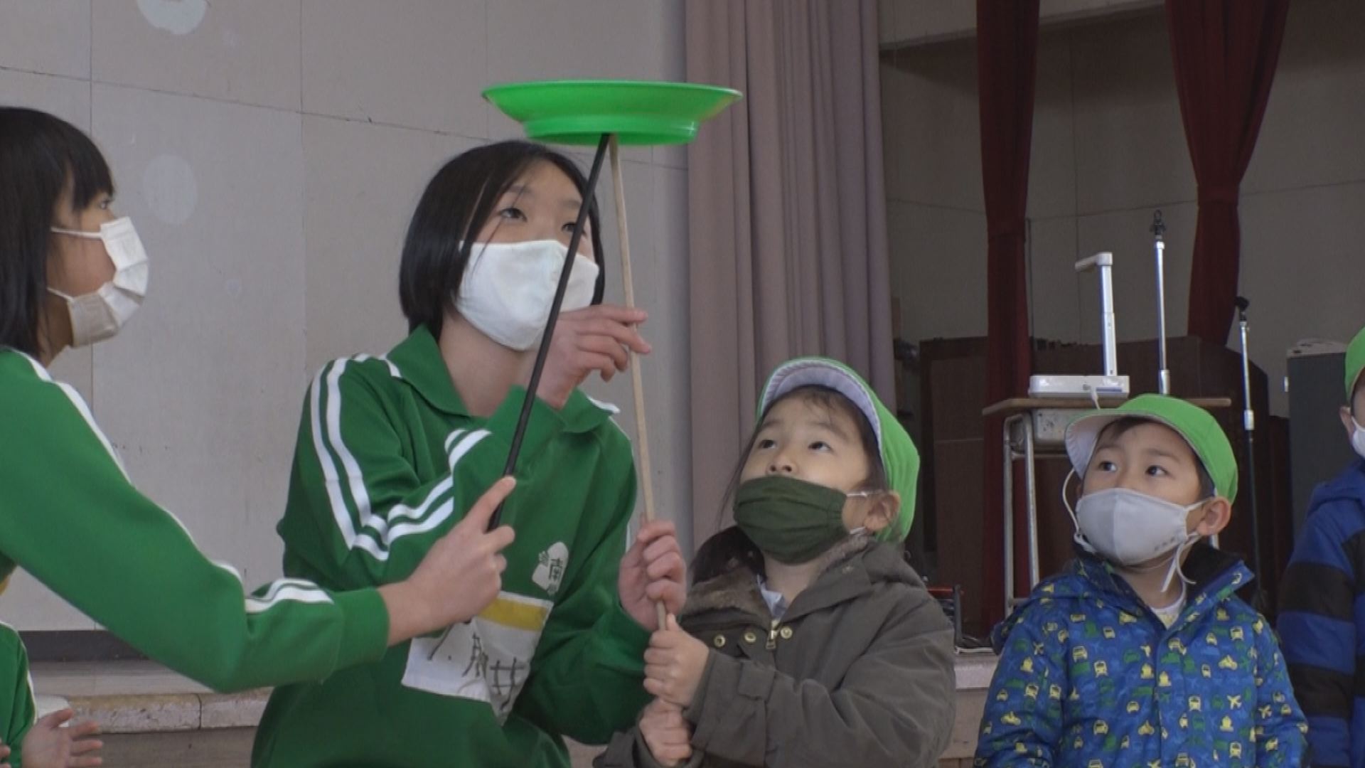 南本町小5年生がいずみ幼稚園児に大道芸やダンスを披露