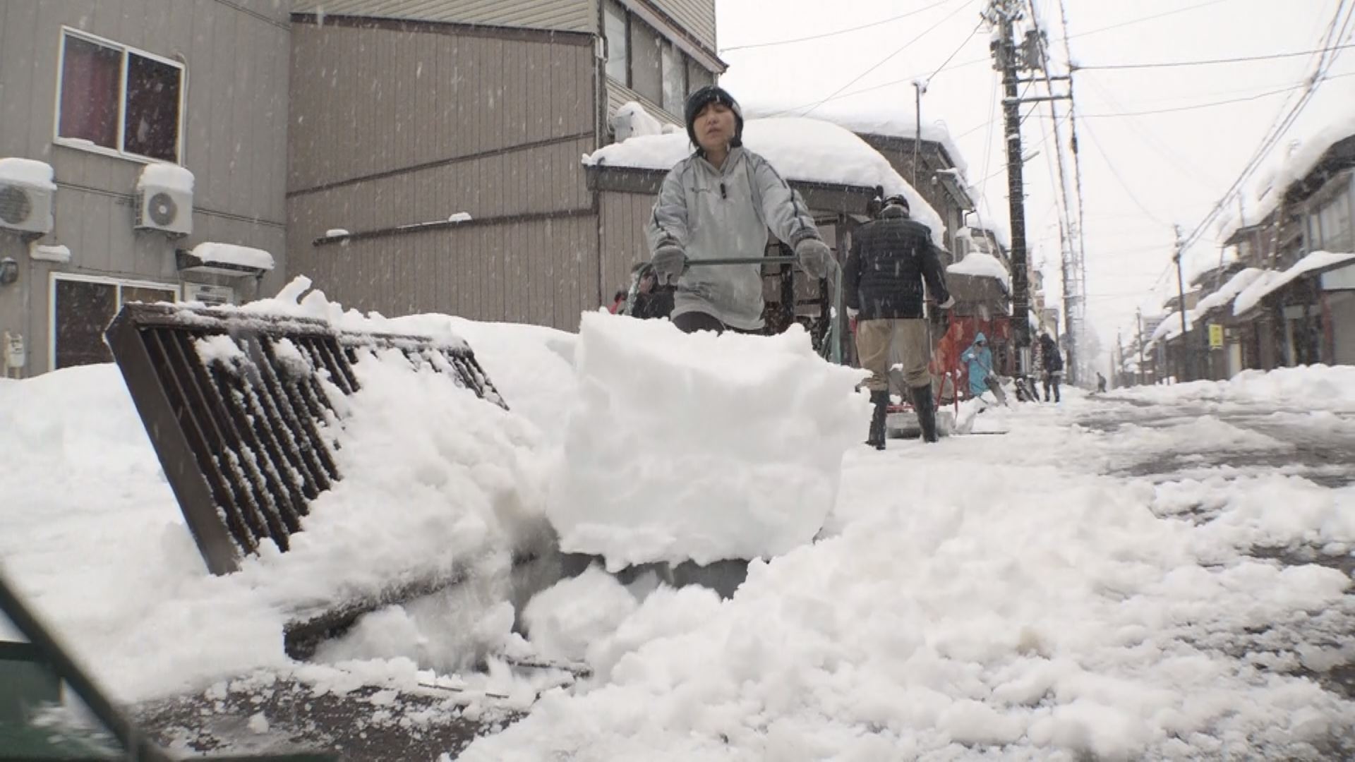 「除雪」の正月 3日まで警戒  バスや鉄道も迂回や計画運休