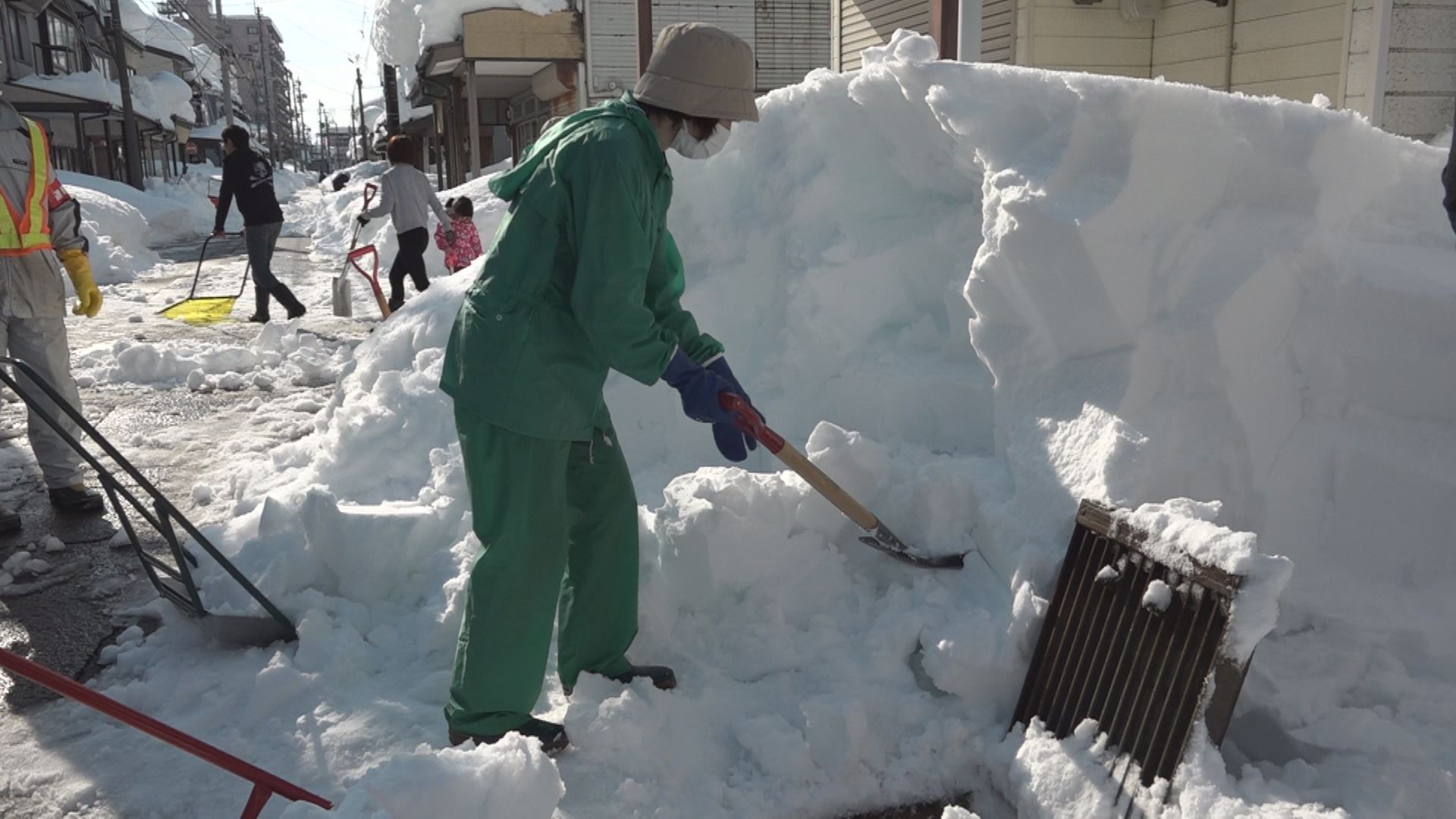 上越市大町3 住民総出で除雪作業  高田は気温上昇で雪解け進む