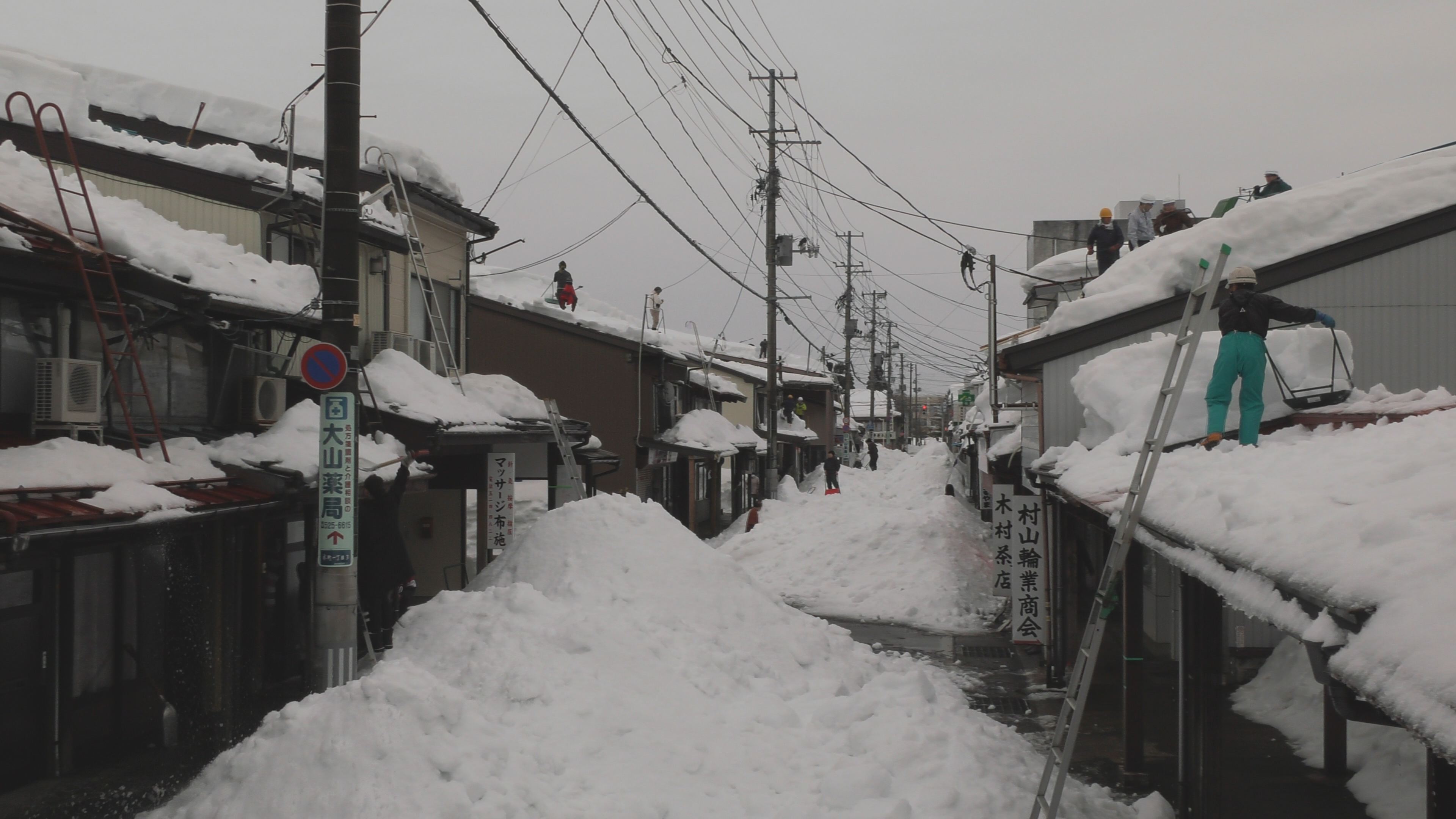 【動画】一致団結！一斉雪下ろしと排雪 上越市高田地区