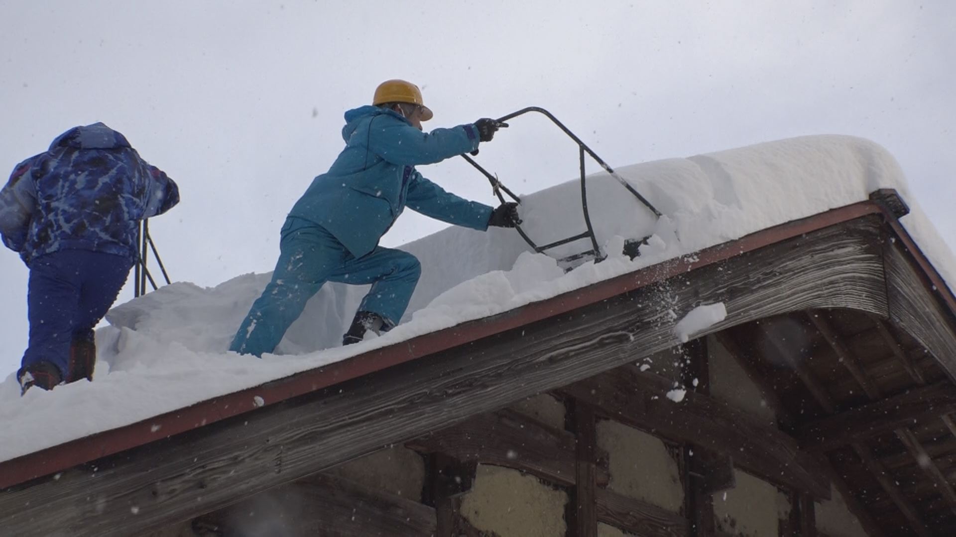 郵便局長が結集！高齢者世帯の雪下ろし作業に汗