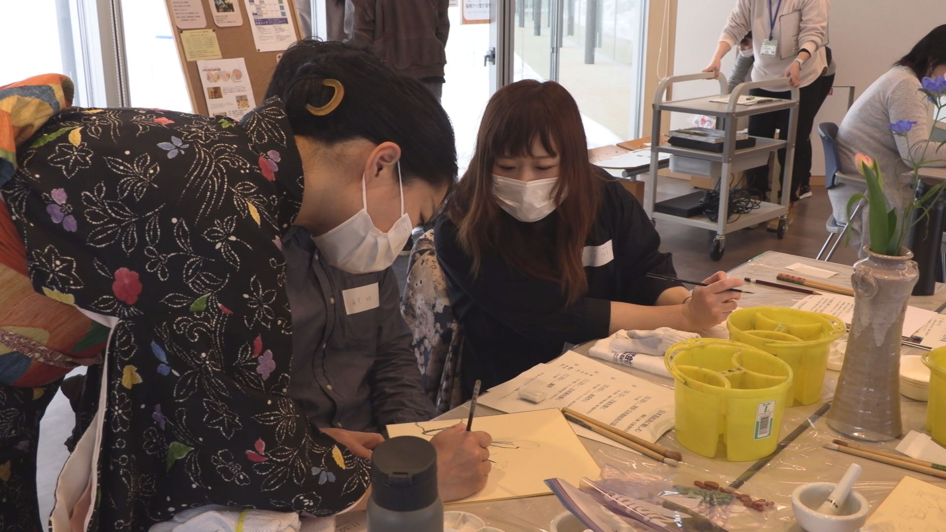 日本画に親しむワークショップ  鉱石を砕いて絵の具作り