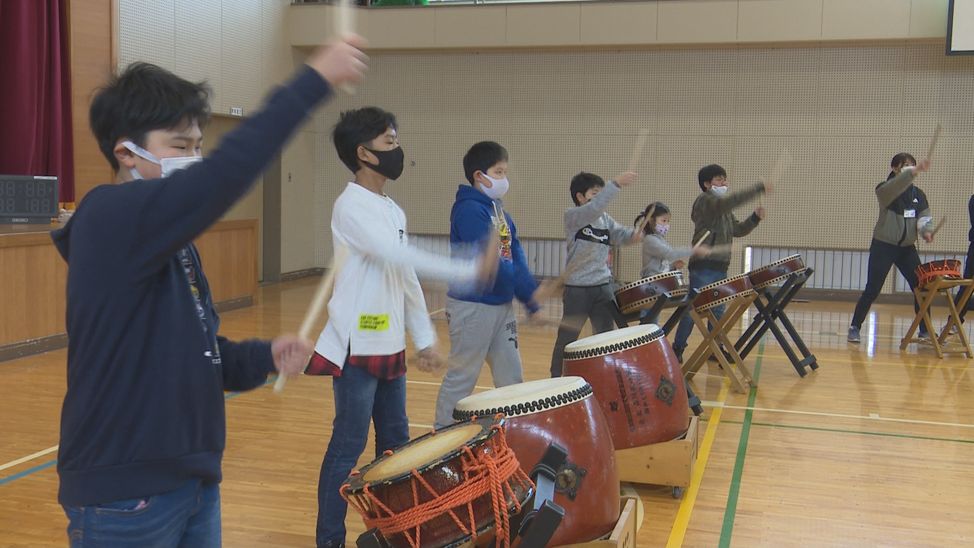 内海府小で鼓童メンバーが太鼓指導