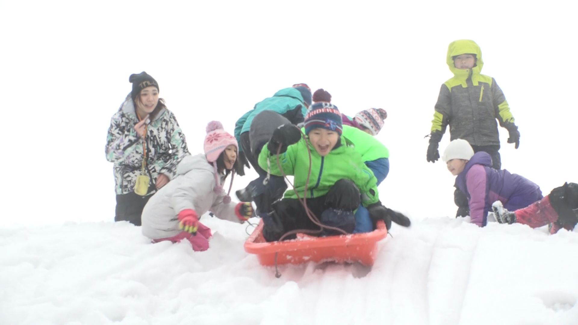 古民家カフェ矢代で初イベント 子どもたちが雪遊びで大はしゃぎ