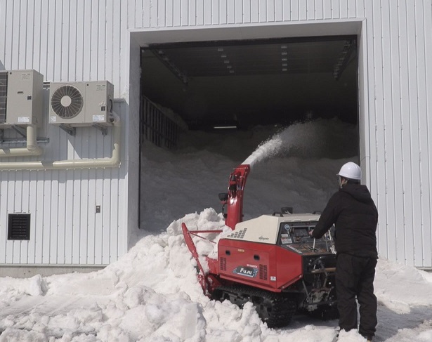 野菜やコメを貯蔵！雪室に雪入れ 「四季彩館 みょうこう」