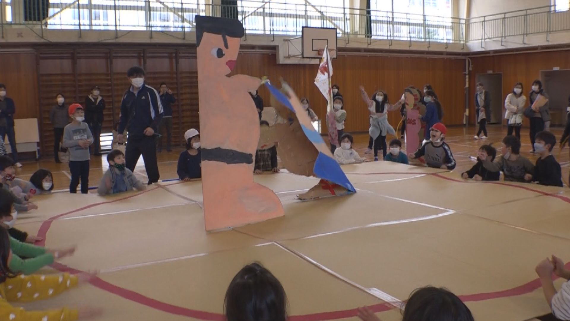 高さ1.5ｍの紙相撲！飯小でジャンボ紙相撲大会