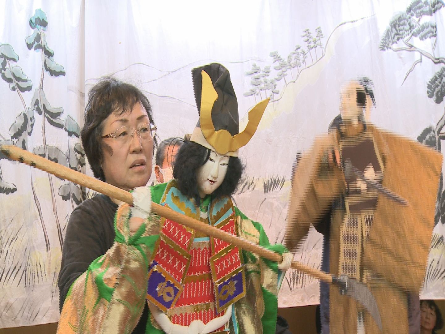 佐渡の歴史ある人形座で女性座員が奮闘！